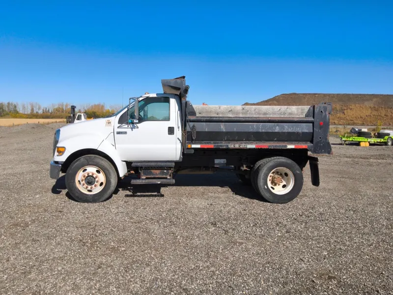 2004 FORD F750 SD