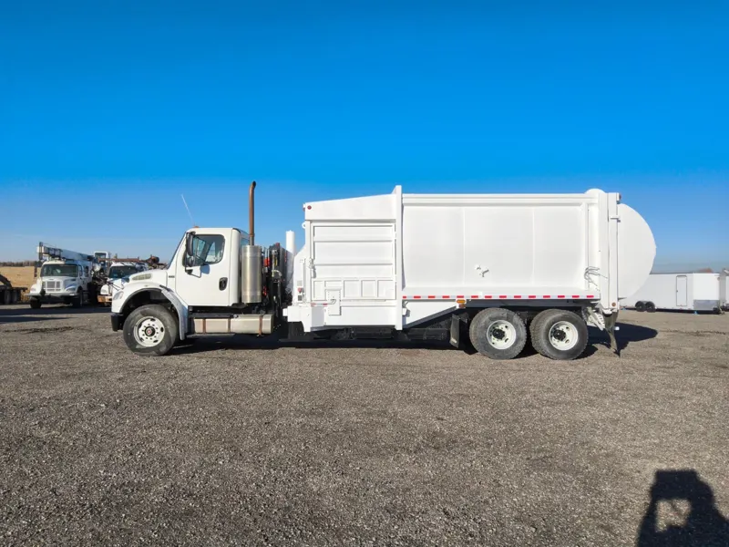2013 FREIGHTLINER BUSINESS CLASS M2 106