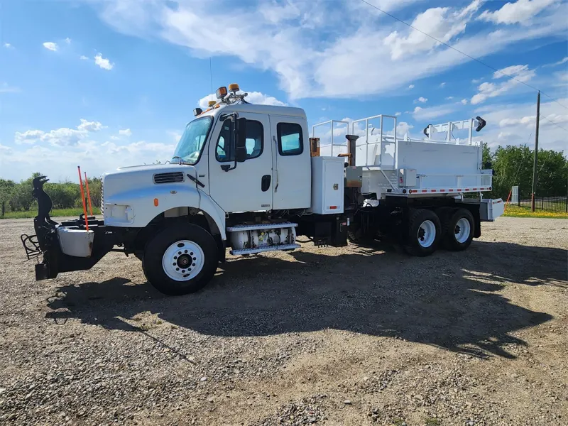 2006 FREIGHTLINER BUSINESS CLASS M2 106